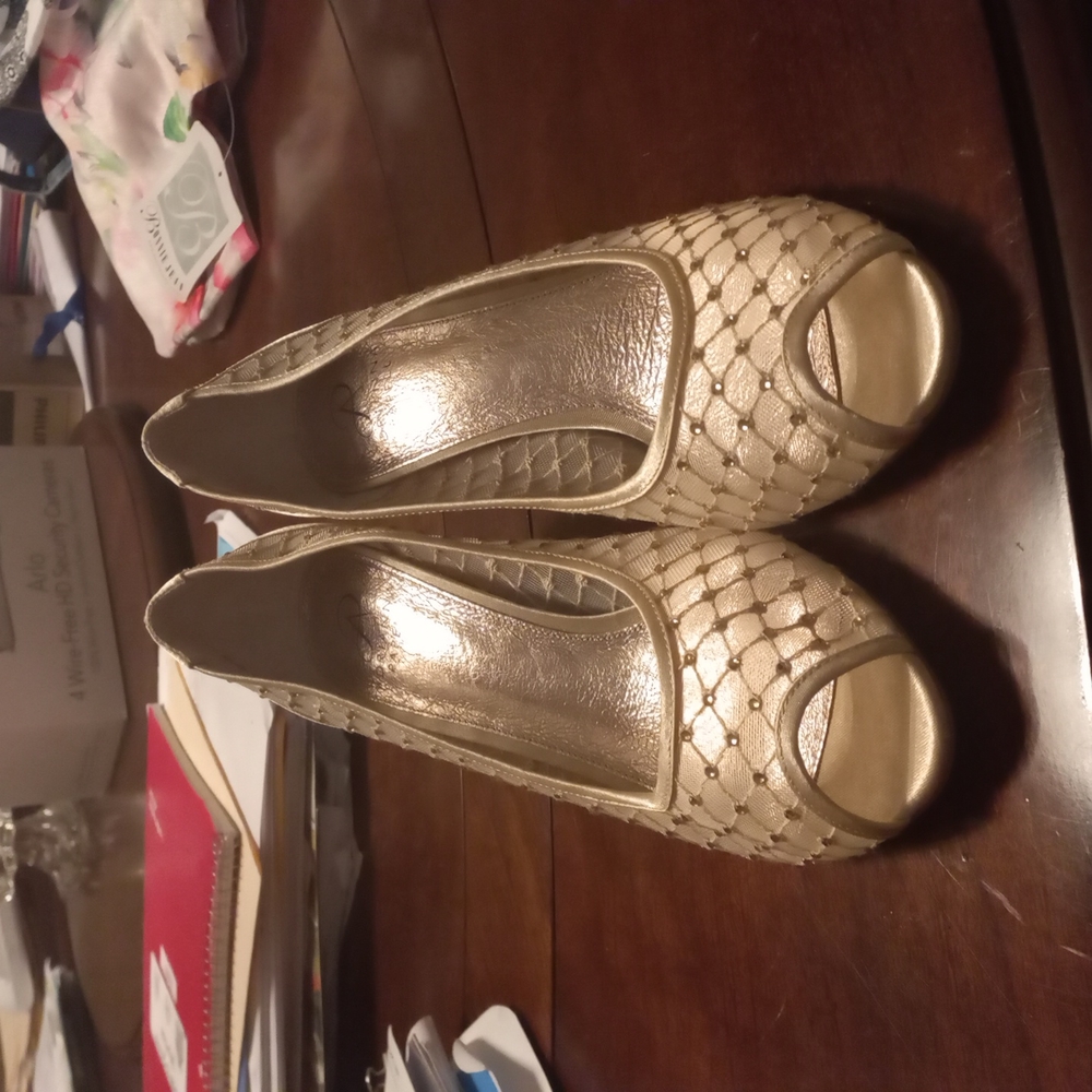 Womens High Heels. Gold. With Gold netting. Size 10W. Open toe.